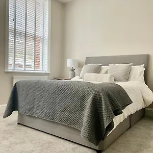  Apartment Spacious Townhouse In The Heart Of United Kingdom